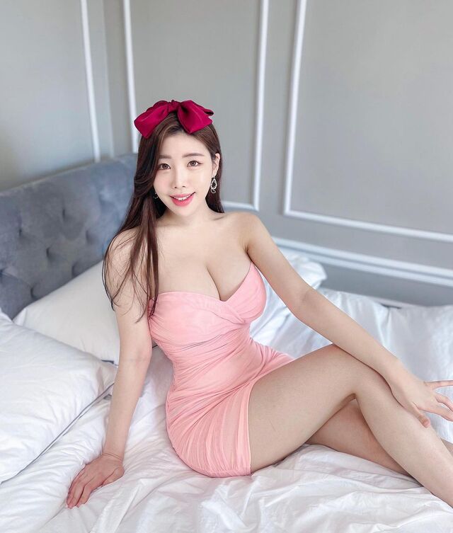 Instagram Star Jeon Yebin Show Off Sexy Bikini Post 