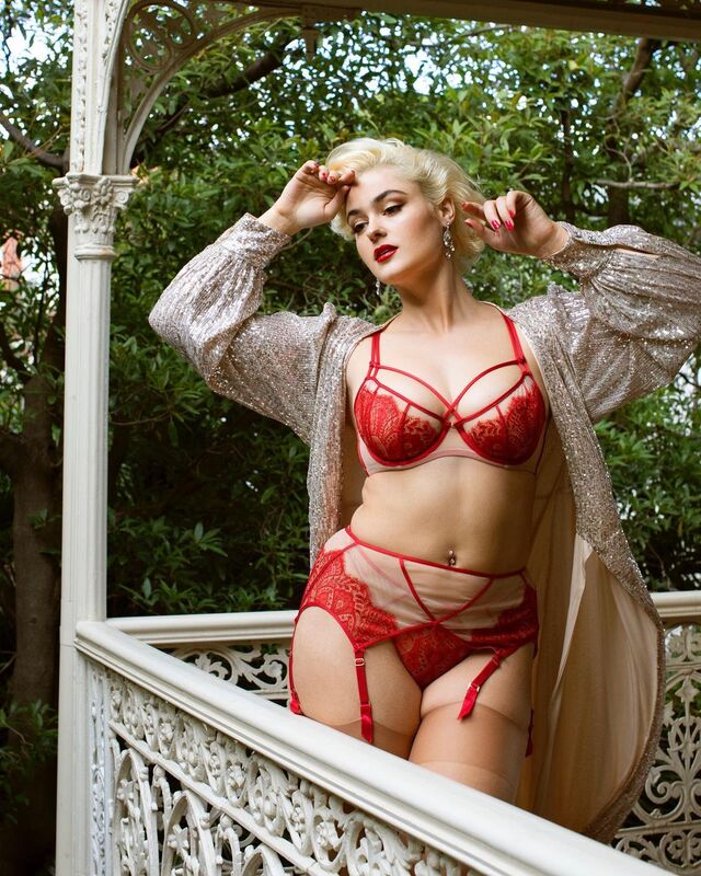 An Australian plus size model shows her charm to the world 