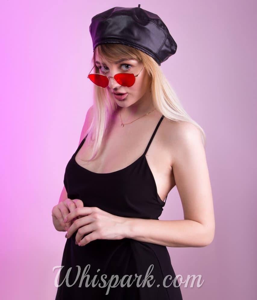Women Wearing Sunglasses Have An Irresistible Sense Of Mystery, Explore Her!