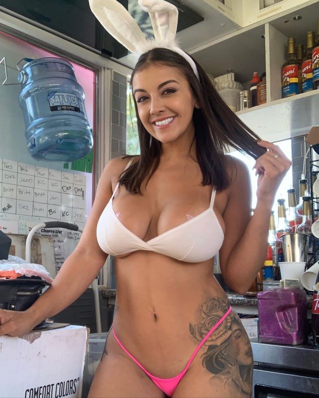 Brianna Marie Dale, A Huge Busty And Attractive Hips Barista From US