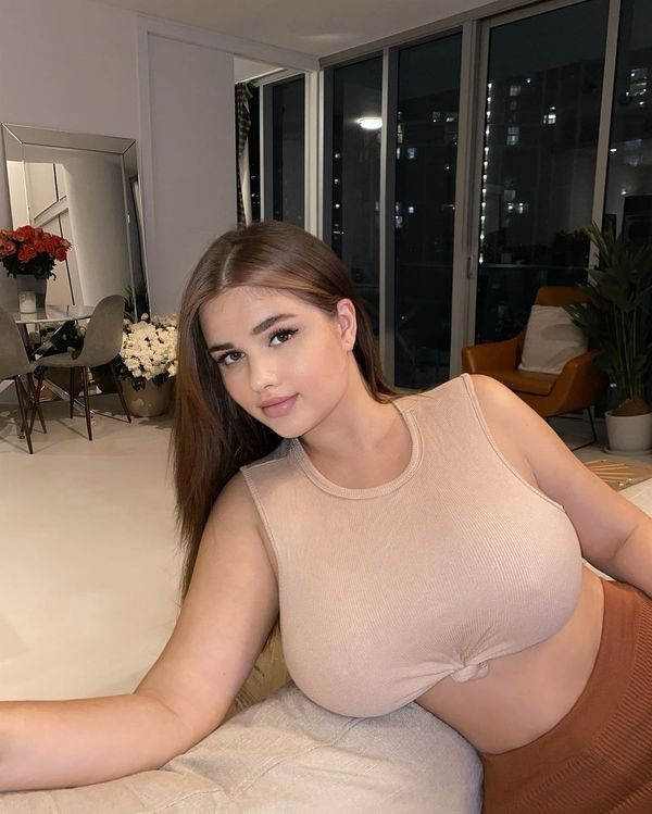 Large-size supermodel from Russia is known as the upgrade version of Kardashian