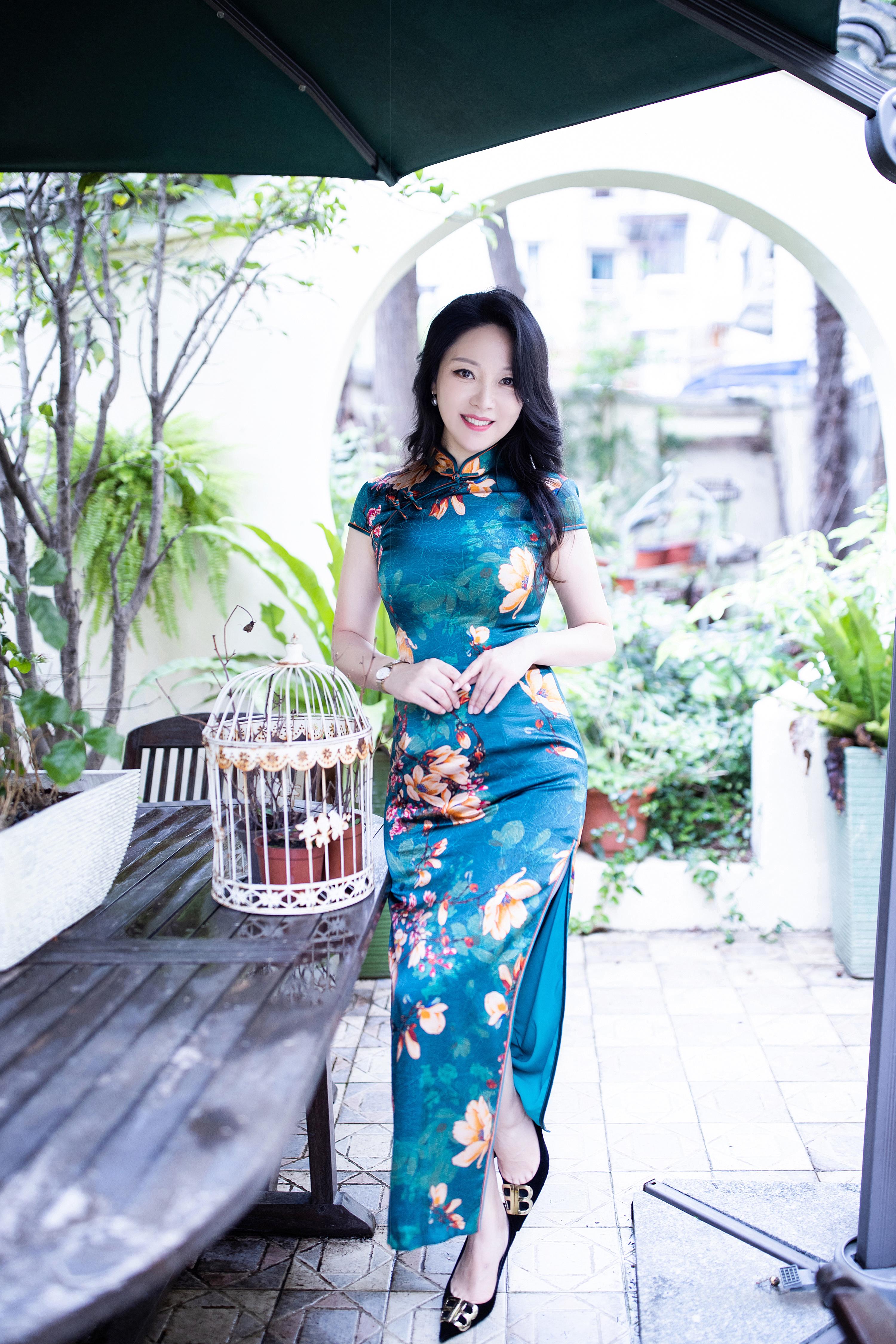 You Will Love how Pretty in Traditional Cheongsam These Chinese Women Look