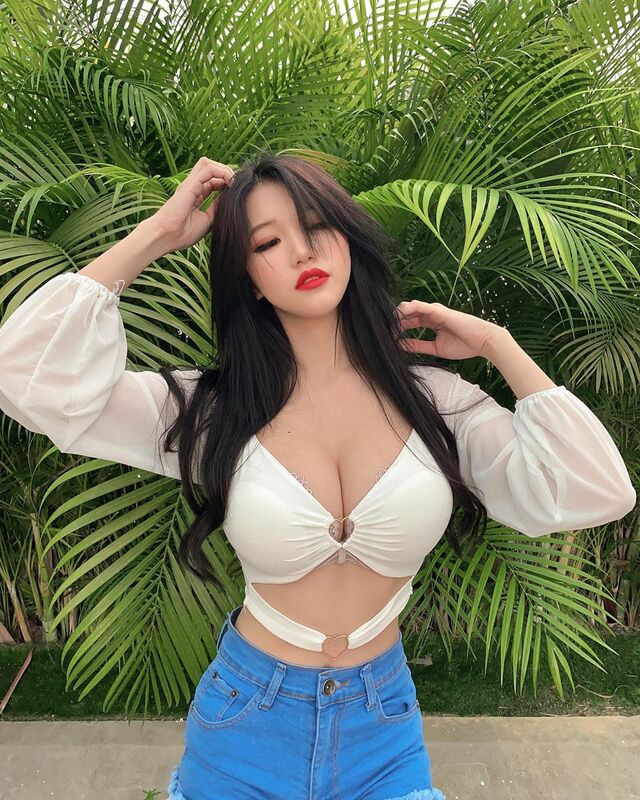 Siew Pui Yi, a Sizzling Model and Influencer from Malaysia 
