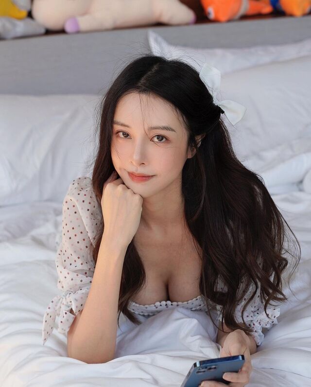 Cathryn Li, Fit Malaysian Pianist and Actress