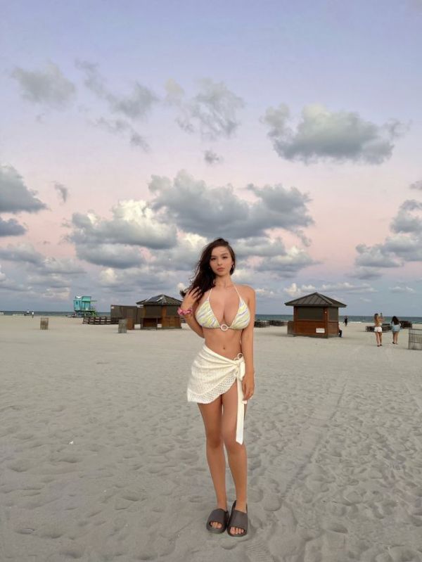 Instagram Model Sophie Mudd Shows Off her Hot Boob
